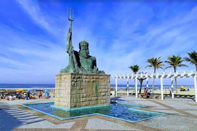 Casa Moderna: Beachfront Retreat With Heated Pool And Gourmet Area Villa Praia Grande (Santos)